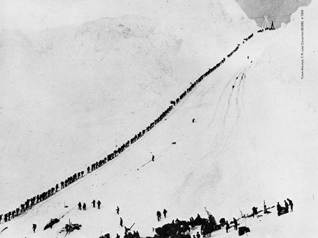 Колонна желающих озолотится.
Золотоискатели поднимаю?...