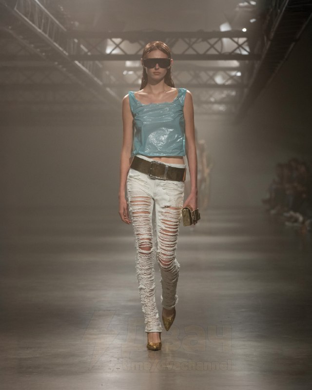 Maison Margiela в рамках коллекции весна-лето 2025 представил пакет-майку стоимостью 92 тысячи рубле