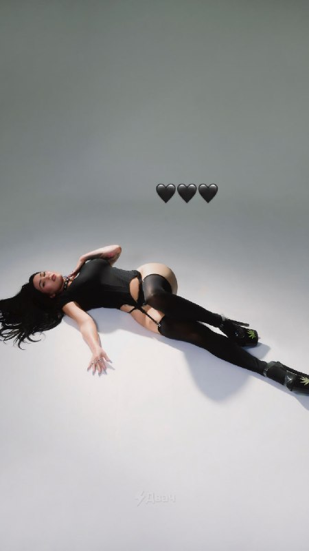 Со вчерашнего вечера в Сети вовсю форсят свежие фотки Меган Фокс — юзеры активно обсуждают её новую