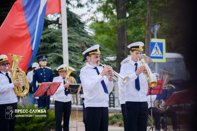 На набережной им. Терешковой играет духовой оркестр
?...