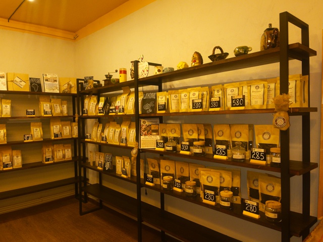 Ищем менеджера по работе с клиентами в магазин-кафе ОО?...