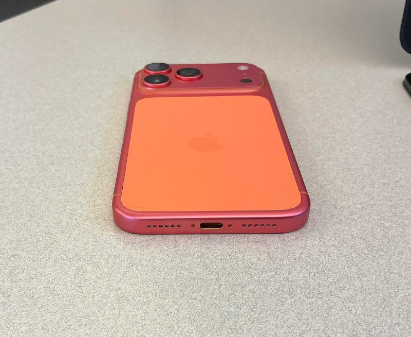 iPhone 17 Pro Max начали… киснуть: пользователи жалуются, что металл на корпусе окисляется и меняет