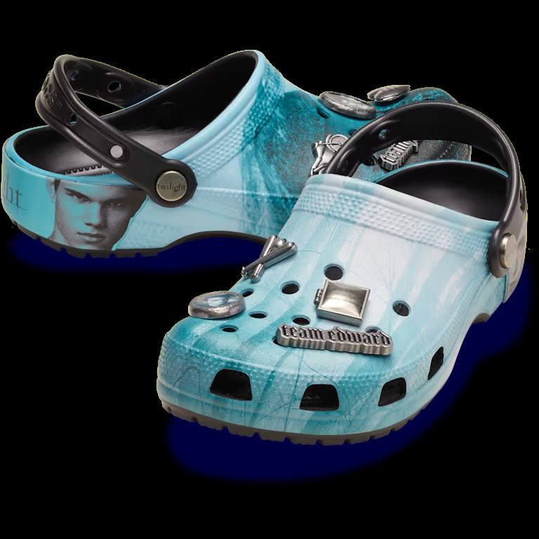 АААА! Crocs выпустят сабо по СУМЕРКАМ! Будет 2 пары — с Эдвардом и Джейкобом. Цена за пару — в район
