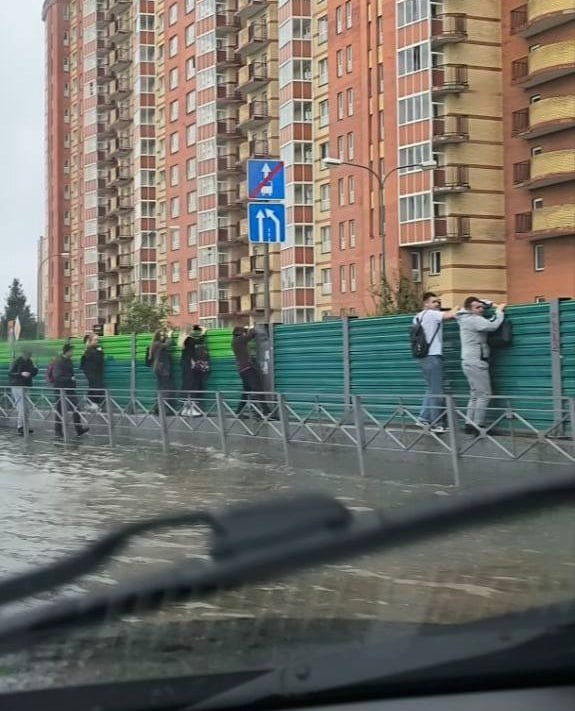 А в это время из Москвы приходят такие видеоновости:
М?...