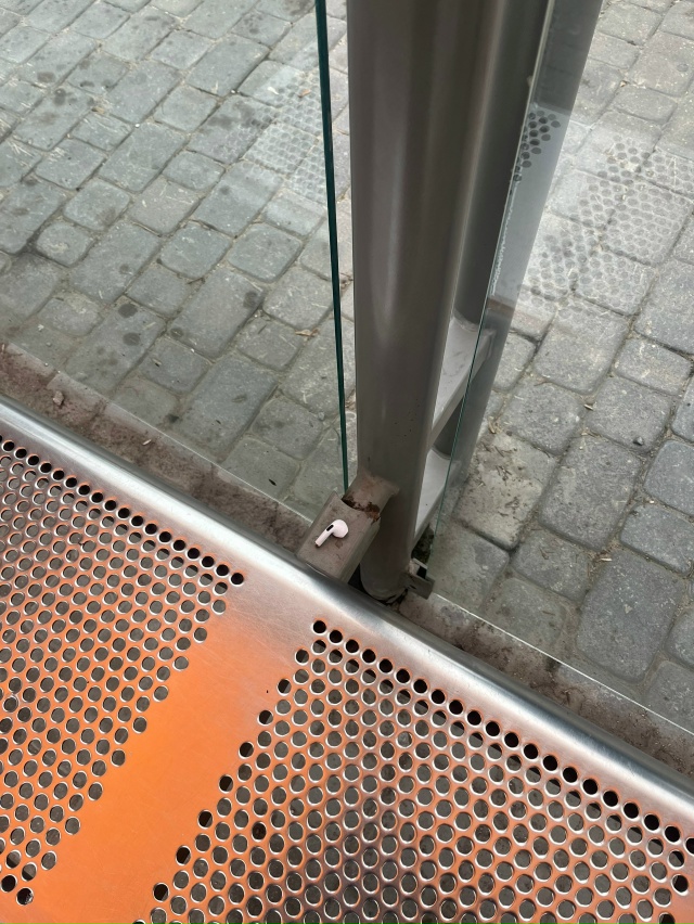 нашла наушник около остановки филармонии ,остался там ...