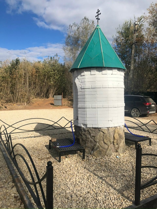 Мало того, что башенку забелили и крест поставили, еще ?...