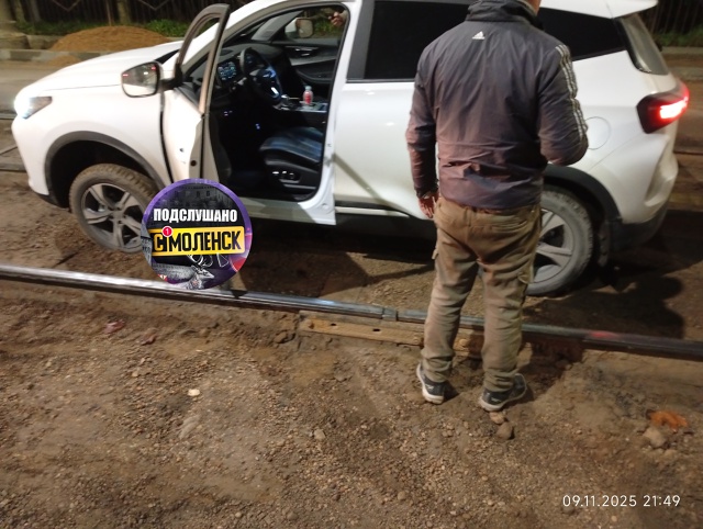 👉В Смоленске легковушка перекрыла движение трамваев,...