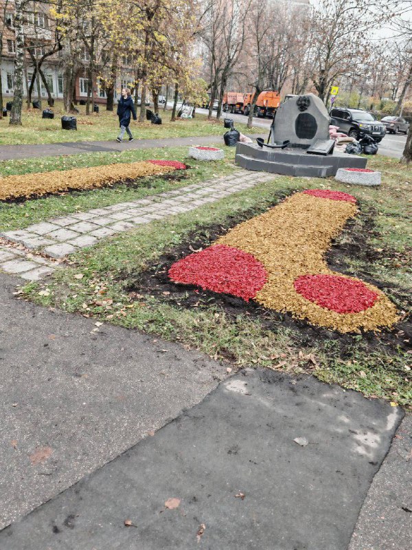 Лол, в Свиблово появилась весьма неоднозначная клумба.
Кажется, ландшафтникам очень мало заплатили