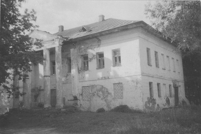 Снится юность: ритмы диско
В сельском клубе до утра,
Ли?...