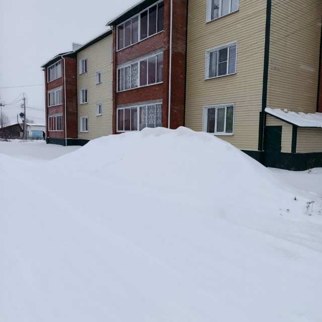 Обращаемся к жителям, живущим напротив дома по ул. Садо...