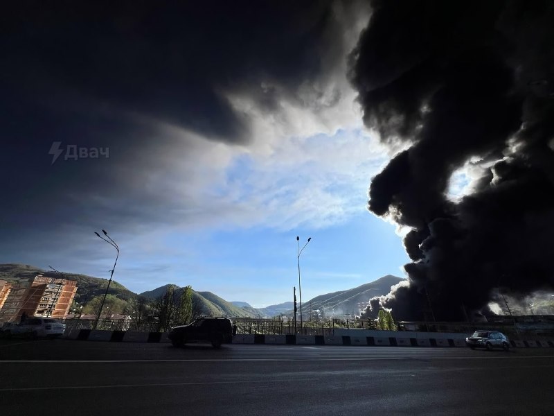 ⚡️После атаки беспилотников на морской терминал в Туапсе уже третьи сутки тушат пожар, и город накры