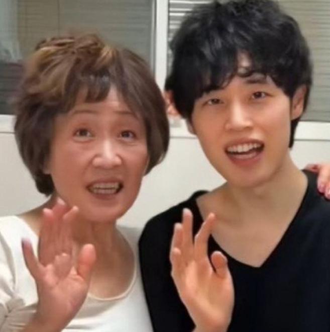 Японский студент встречается с 83-летней бабкой своей одноклассницы. Чел говорит, что это настоящая