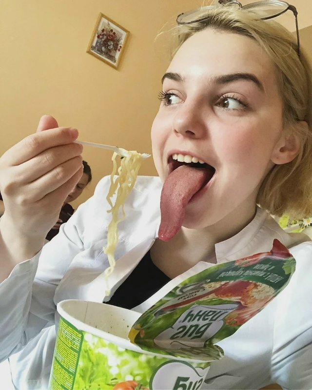 Самый длинный язык в России у Юсуповой Радмилы Маратов...