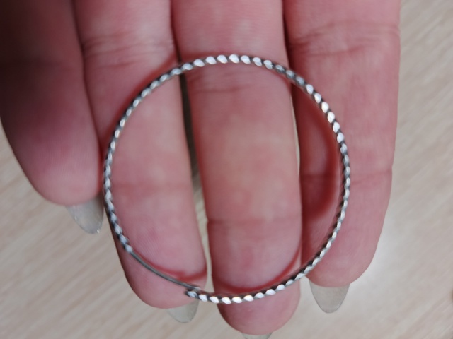 Найдена серьга на ул. Химиков 9, верну хозяйке.Писать в ?...