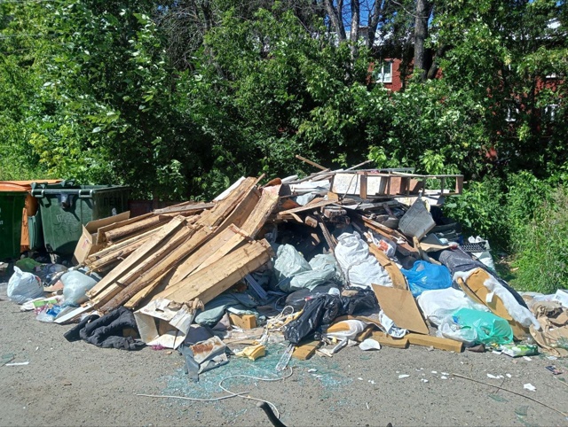 В Ярославле по адресу около домов у Журавлёва 16 и 14 уже ...