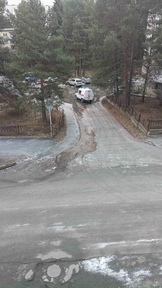 Течёт канализация через люк. Машиностроителей 9-11
Очер?...