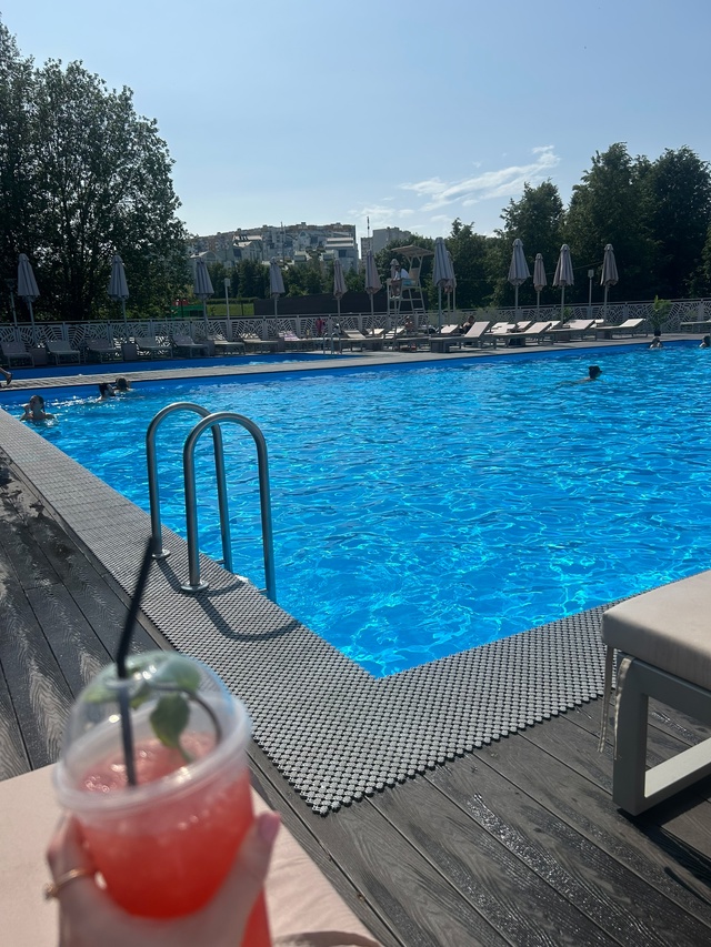 Приехали в бассейн ?