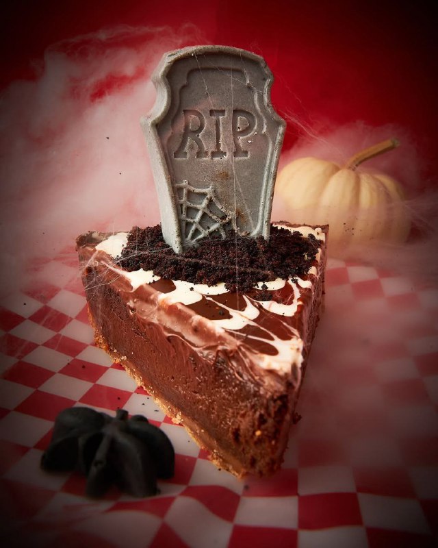 ОМГ, московский бар представил мрачное меню к Хэллоуину Тыквенному спасу.
Среди них тарт «Могила»