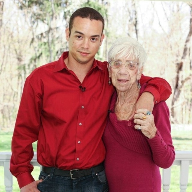 Появляясь на улице с 90-летней Мардж, 30-летний Кайл Джон?...