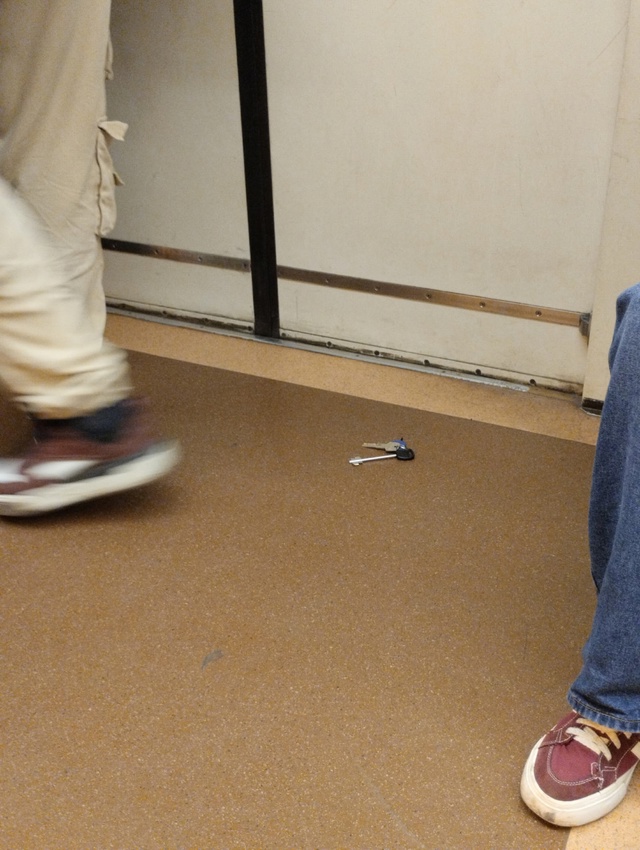 Парень с девушкой ехали из центра на оранжевой ветке, в...