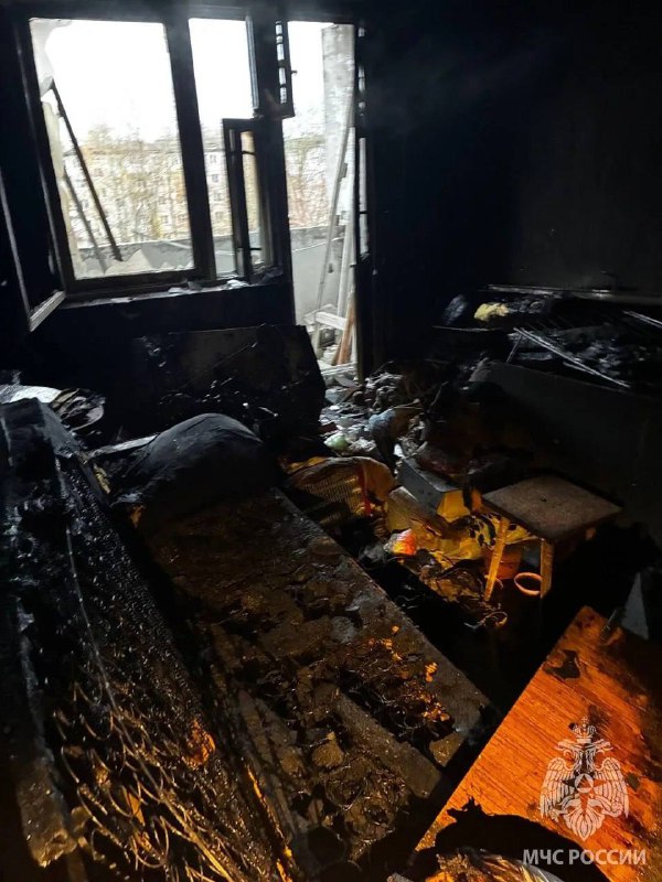 Телефон, оставленный на зарядке, сжёг квартиру в Гатчине.
Пожарные эвакуировали 25 жильцов и спасл