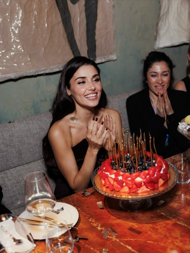 Хандэ Эрчел, самая популярная турецкая актриса, приеха...