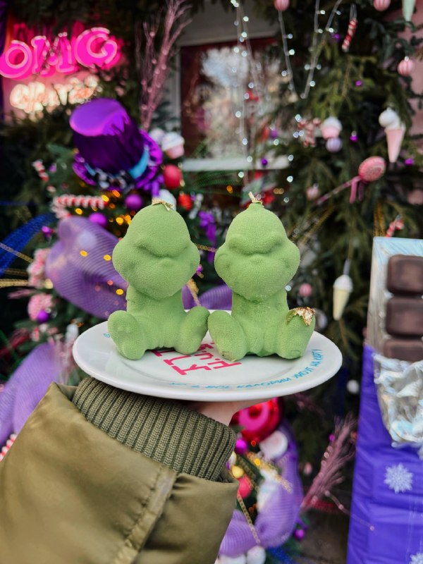 АААА! В OMG Coffee завезли вайбовые наборы десертов «Пряня» и «Гринч».
«Пряня» — это шоколадный мус