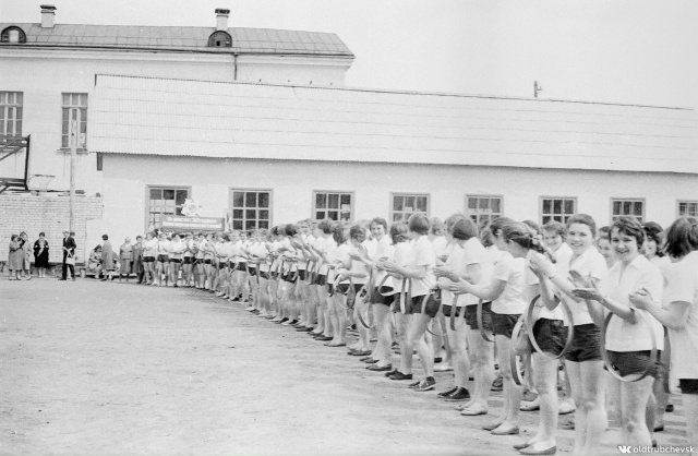 Шествие девушек. 1965-й год.