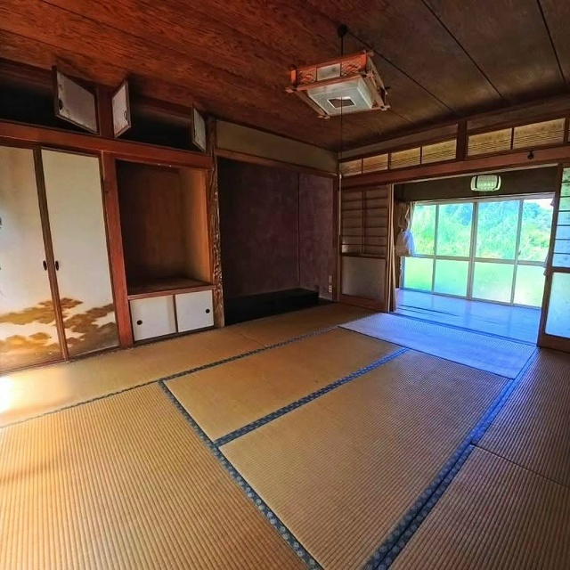 Офигеть там цены.
Дом в Японии 133 метра с личным пляжем ?...