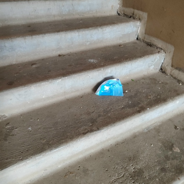 Идут дожди, приближается зима и холод... Подростки начи?...