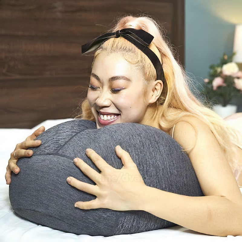 В Японии сделали подушку для сна в форме… жопы
Она продаётся в чёрном, угольном и бежевом цветах. Ц