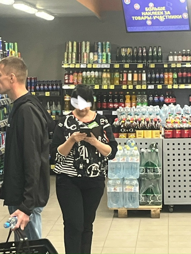 Сотрудница охраны магазина Дикси на 2 фото, агрессируе?...