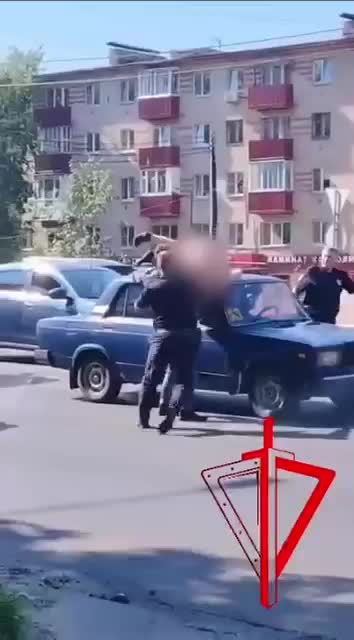 В Подмосковье обнаженная девушка устроила шоу на доро?...