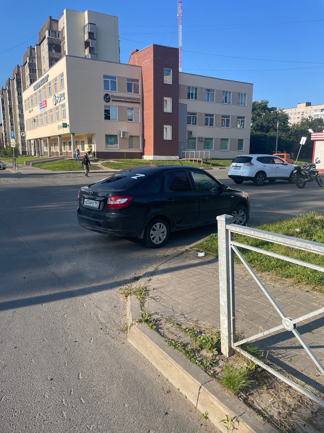 Я всегда поражаюсь когда так паркуют автомобили.Подск?...