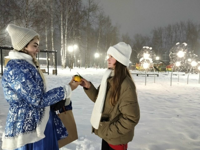 В Соликамске прошло шествие Дедов Морозов и Снегуроче?...