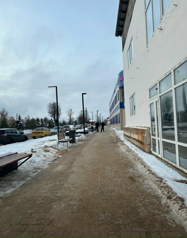 В центре города снег почистили . Где не почистили - слег...