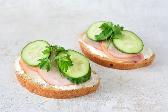 Легкий перекус на ночь может стать решением проблемы б...