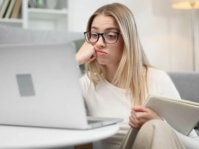 Каждый третий зумер срывает свидания из-за работы, а 16% ...