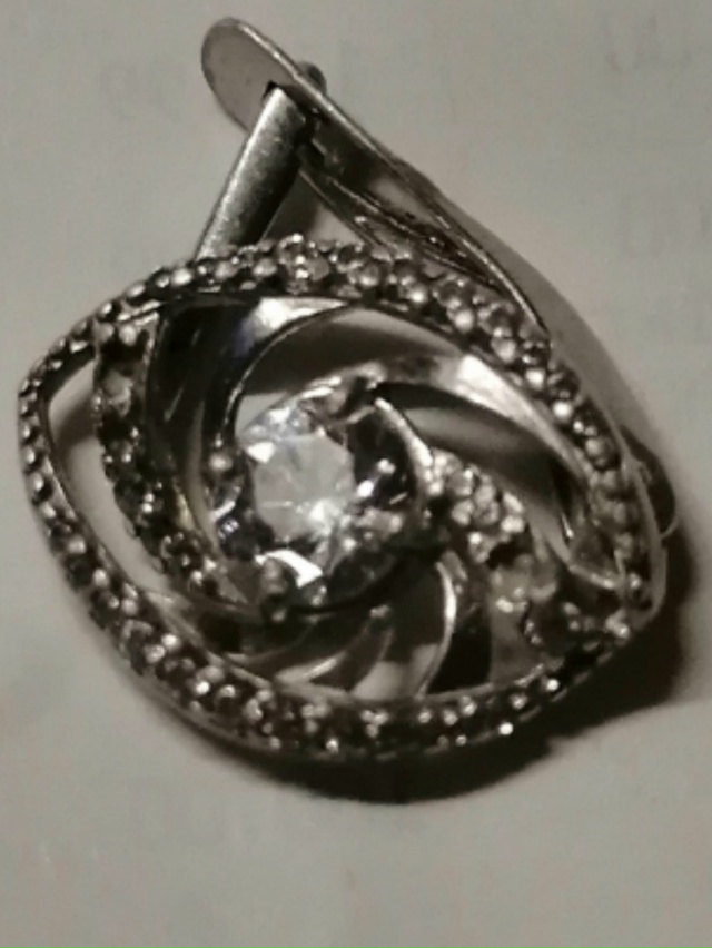 Найдена серьга, серебро. Тел. 89208712216