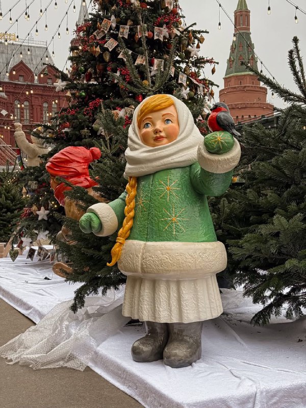 Ну что за красота: Манежную площадь украсили в стиле советских открыток — даже ёлка с такими же флаж