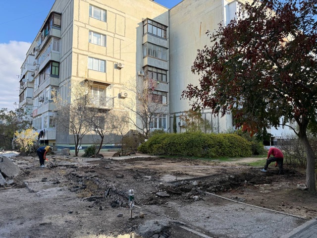 Продолжается благоустройство дворовой территории мно...