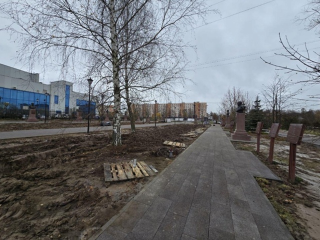 В Можайске в сквере «Аллея Героев» завершают укладку п...