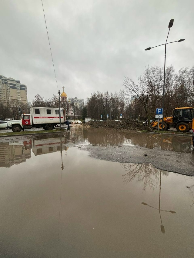 Возле церкви все затопило
