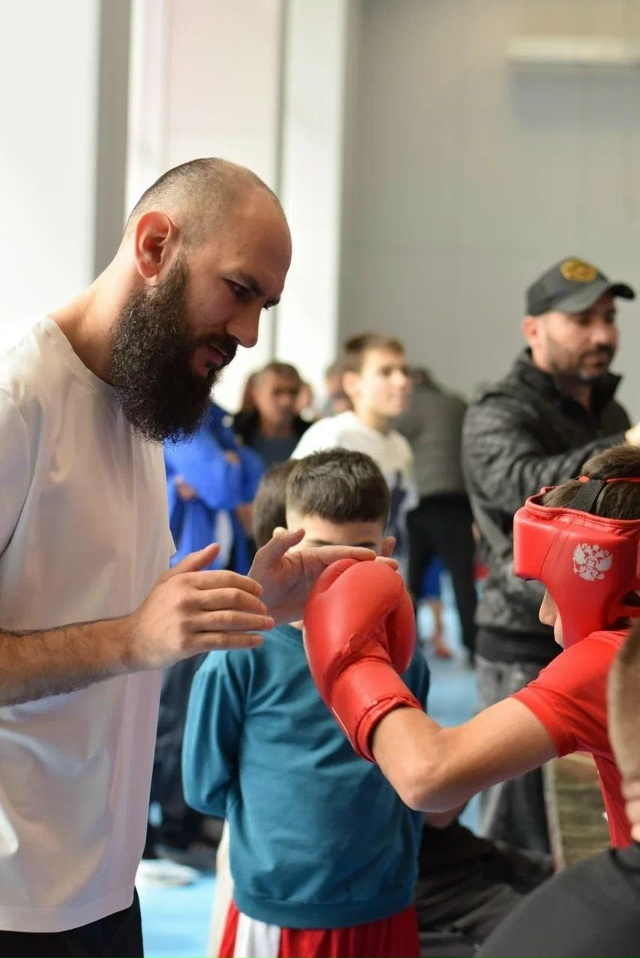 Бокс- это не про драку - это про характер .
Бокс учит не б...