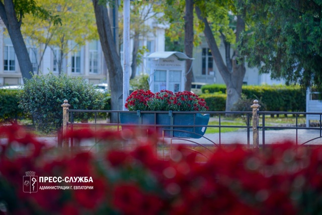 🌸Центр Евпатории украсят хризантемы
Сотрудники МБУ ?...