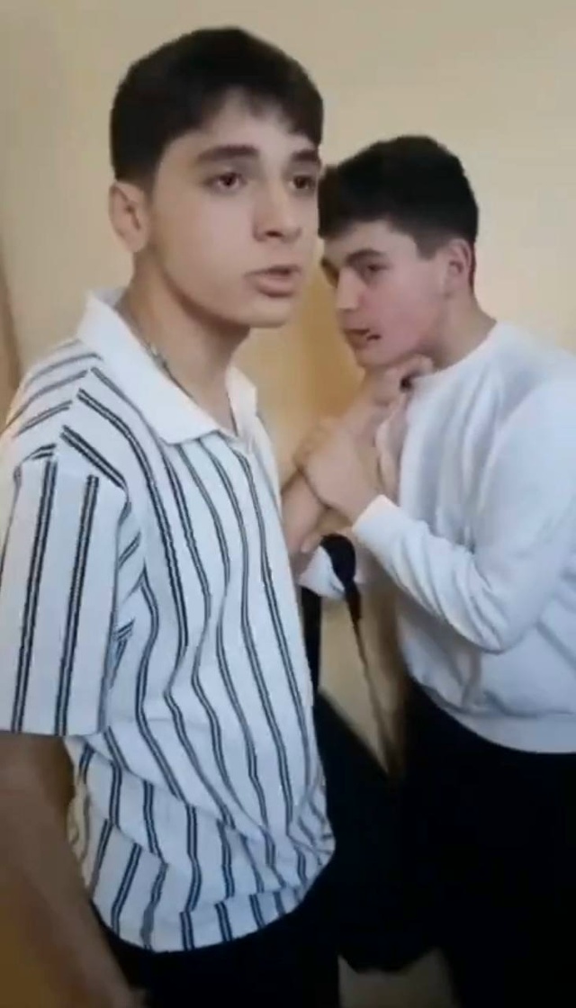 Причина по которой мелкий бандит напал с ножом на школ?...