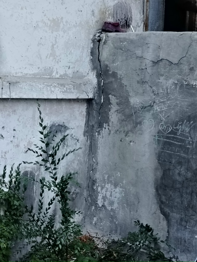 Вот в таких условиях живёт многодетная семья
А админи?...