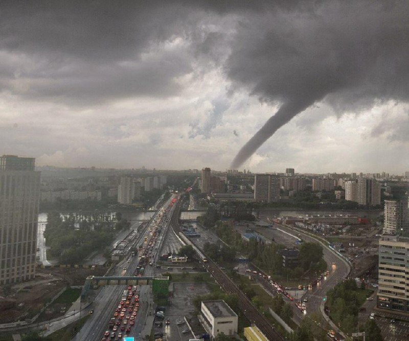 🌪Смерчи могут прийти в Москву завтра во второй половине дня, — синоптики Также завтра ожидает град