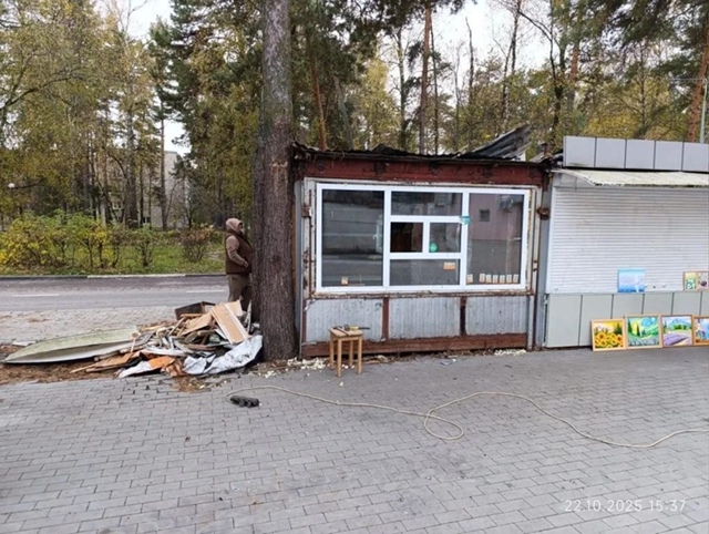 В центре идет разбор палаток.