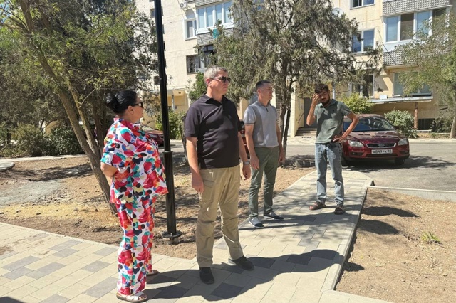 Вместе с представителем департамента городского хозя?...